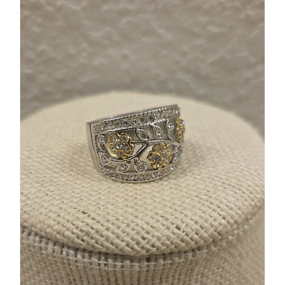 Large 18kge‎ Crystal Floral Ring Ring Size 7